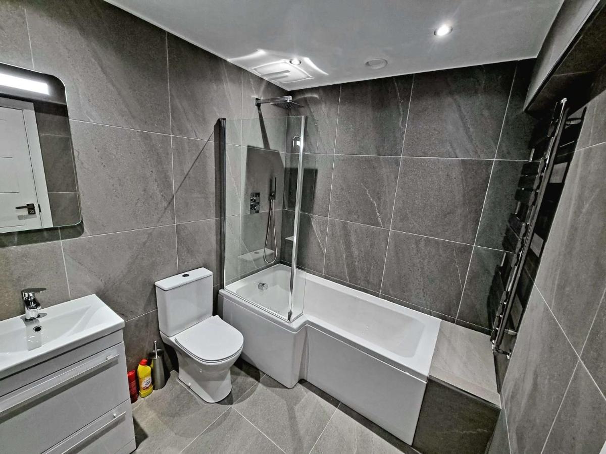 Lmk, Spacious 1 Bedroom Ground Floor Apartment, Ev Charger, Free Parking Wi-Fi, Great Location Belfast Dış mekan fotoğraf