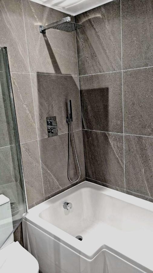 Lmk, Spacious 1 Bedroom Ground Floor Apartment, Ev Charger, Free Parking Wi-Fi, Great Location Belfast Dış mekan fotoğraf