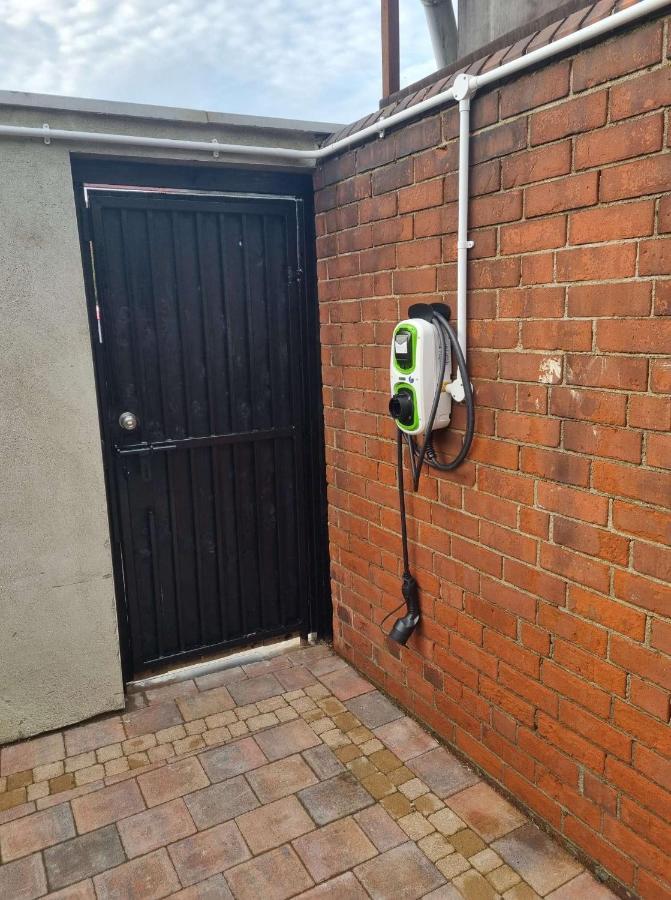 Lmk, Spacious 1 Bedroom Ground Floor Apartment, Ev Charger, Free Parking Wi-Fi, Great Location Belfast Dış mekan fotoğraf